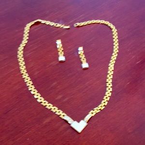 🌸🌸GORGEOUS SET OF NECKLACE AND EARRINGS 🌸🌸